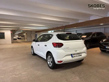 Car image 4