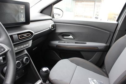 Car image 11