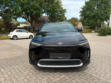 Car image 3