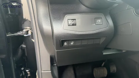 Car image 30