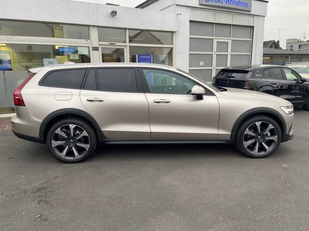 Volvo V60 Cross Country AWD B4 145 kW image number 2