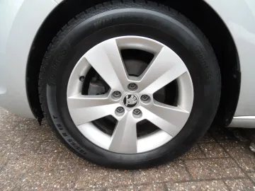 Car image 30