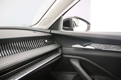 Car image 37