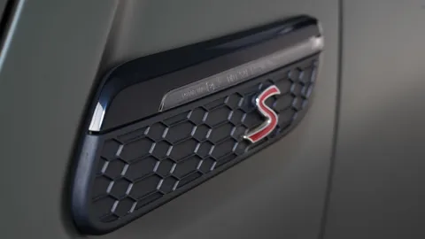 Car image 30