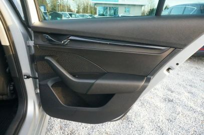 Car image 30