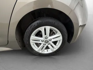 Car image 30