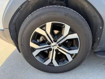 Car image 25
