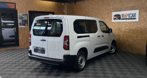 Car image 4
