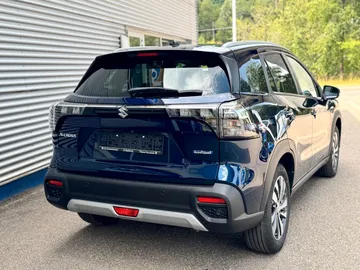 Car image 4