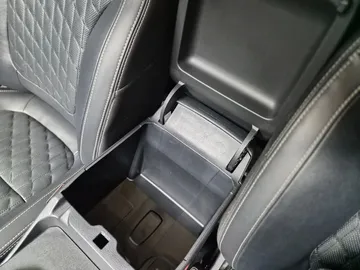 Car image 34