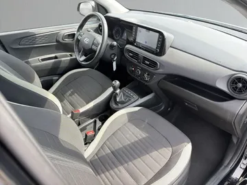Car image 19