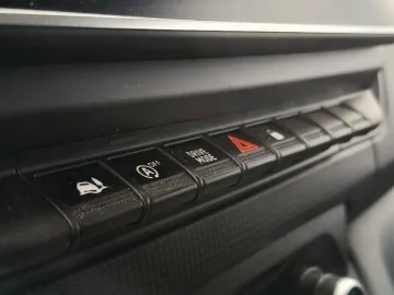Car image 32