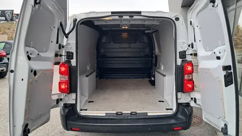 Car image 32