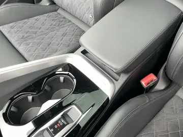 Car image 32