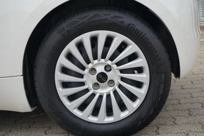 Car image 27