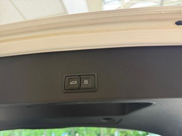 Car image 32