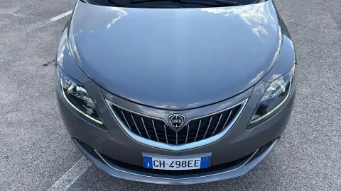 Car image 16