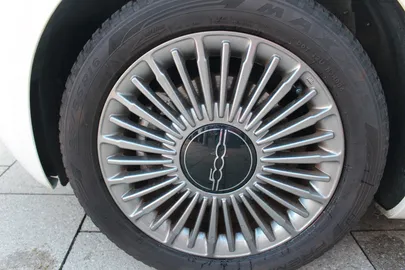 Car image 15