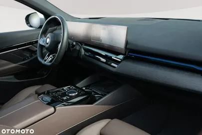Car image 32