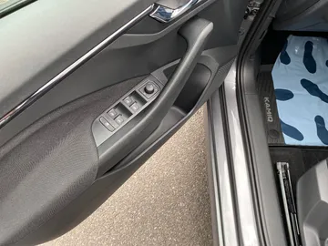 Car image 28
