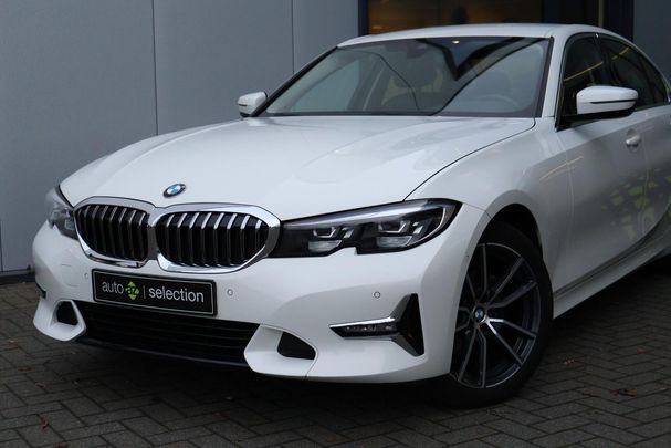 BMW 320i 135 kW image number 1