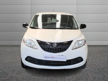 Car image 12
