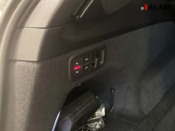 Car image 43
