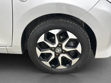 Car image 30