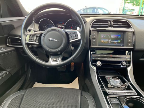 Jaguar XE 132 kW image number 17