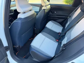 Car image 30