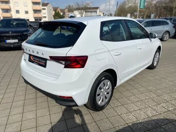Car image 17