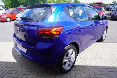 Car image 5