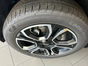 Car image 26