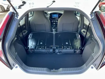 Car image 18
