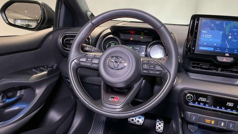 Car image 14