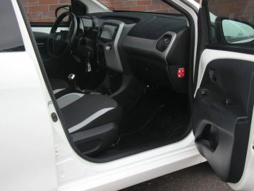 Car image 30