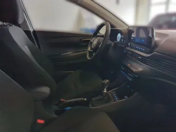 Car image 14