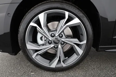 Car image 30