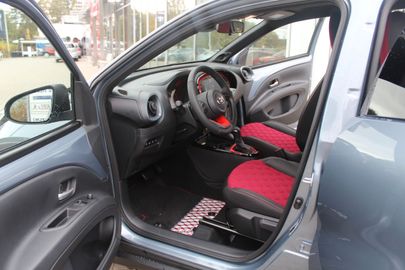 Car image 12