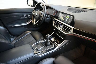 Car image 30