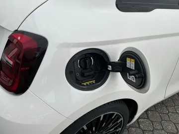Car image 25