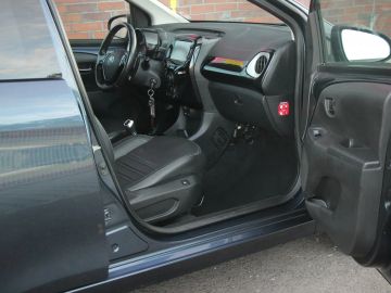 Car image 30