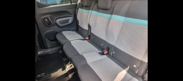Car image 14