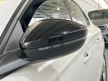 Car image 34