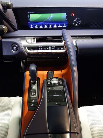 Lexus LC 500h 264 kW image number 17