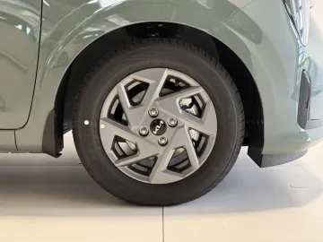 Car image 27
