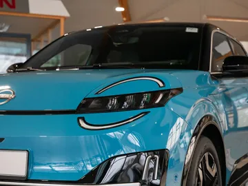 Car image 4