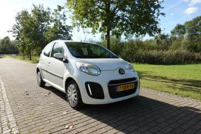 Car image 3
