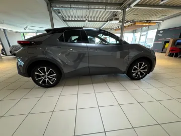 Car image 3