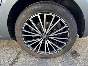 Car image 27